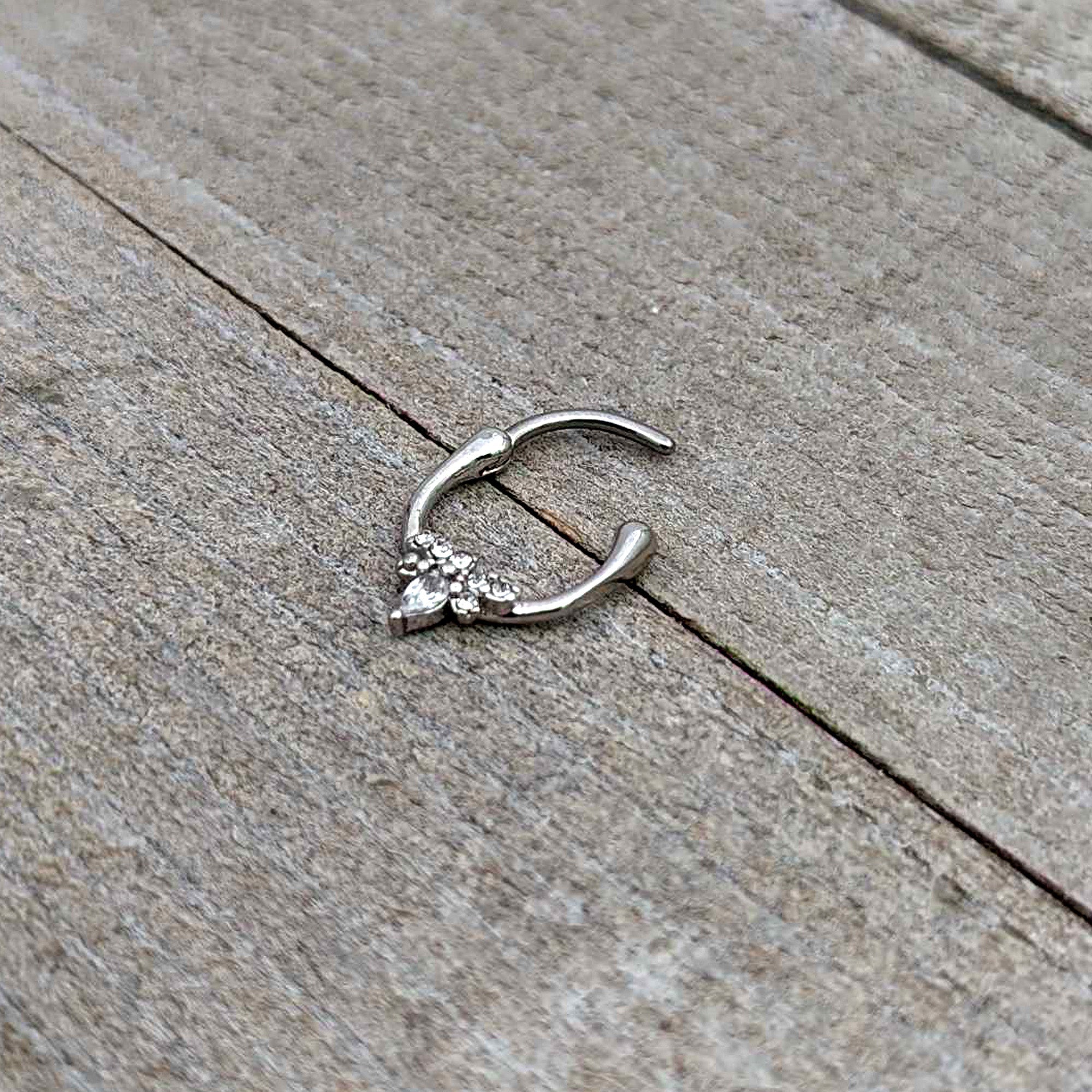 16G 5/16 Clear Gem Bee Glamour Cartilage Clicker